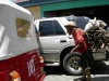 Caballero guatemalteco llevando a hombros lena