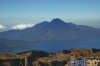 Lago de Atitlán custodiado por imponente volcán