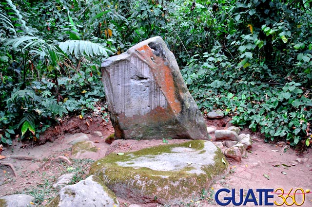 Altar ceremonial con su respectiva estela