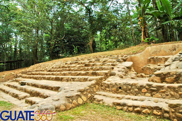 Montículo con escalinatas