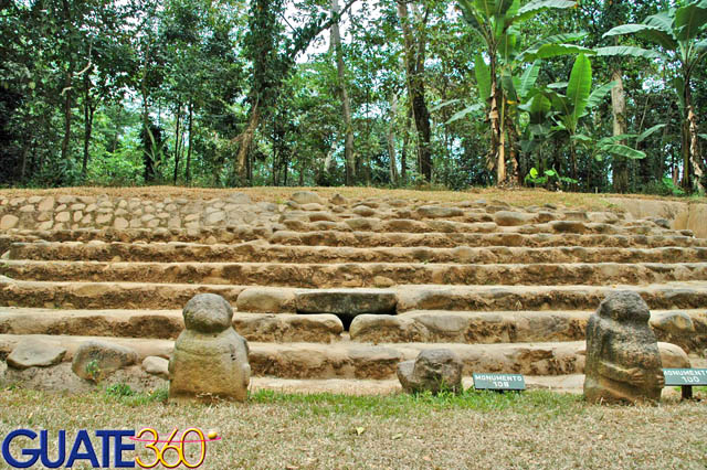 Vista frontal de montículo con escalinatas y esculturas zoomorfas al frente