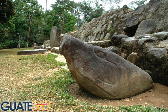 Escultura zoomorfa dual, serpiente y lagarto