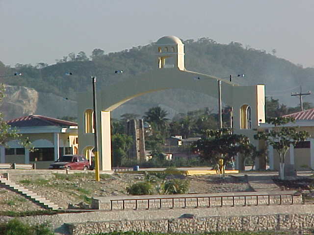ARCADA DE INGRESO A LA ISLA DE FLORES, PETEN