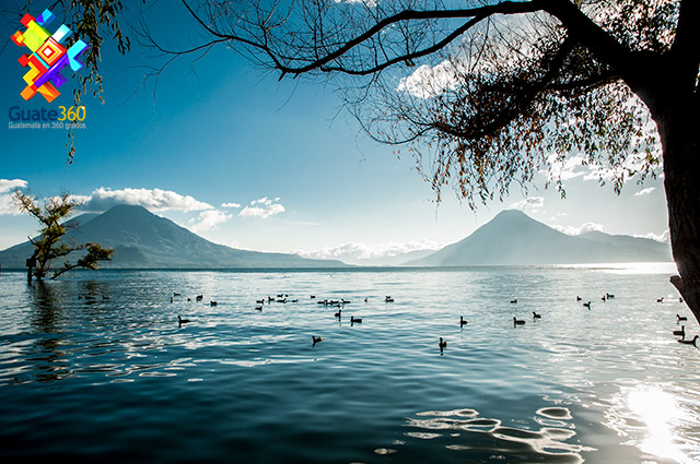 Panajachel, en el Muelle Público frente al Lago de Atitlán y los volcanes