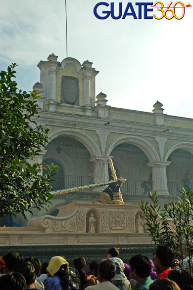 Jesús de la Caída rodeando el parque central