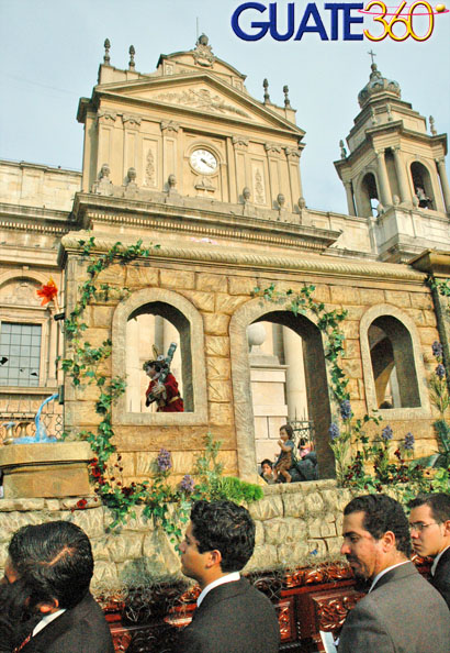 Procesión frente a la Catedral Metropolitana