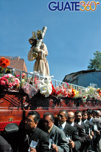 Hermoso cortejo vestido de flores con la Imagen de Jesús de la Merced