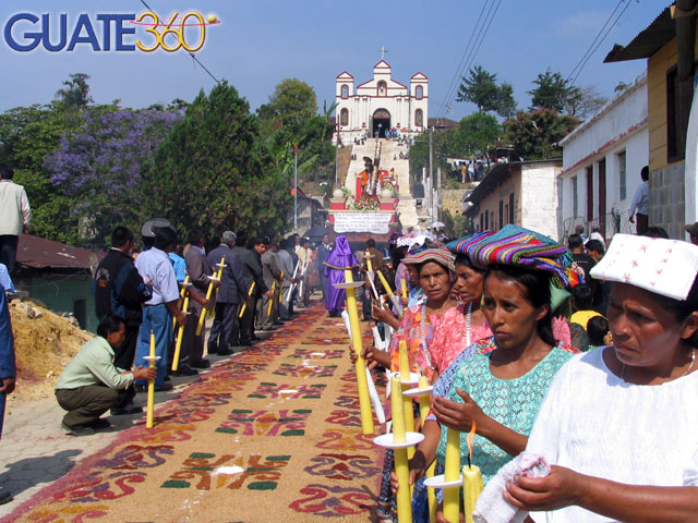 Fieles guían a la procesión