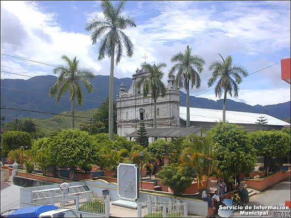 Iglesia y parque de Santa María Cahabón