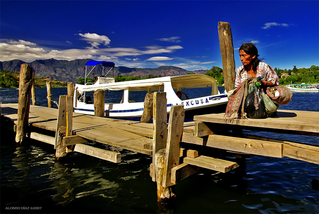 Mujer indigente pidiendo limosna en el muelle de Santiago Atitlan