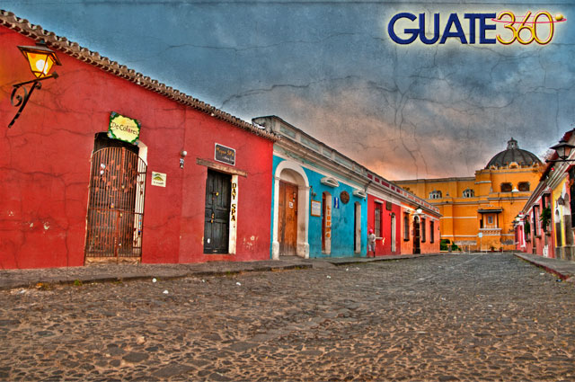 Iglesia de la Merced desde La Calle del Arco en La Antigua Guatemala