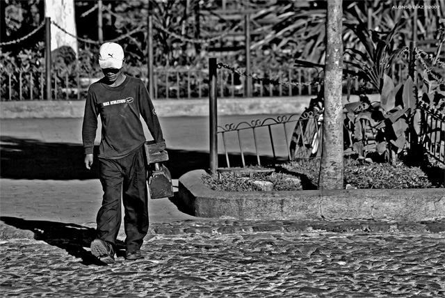 Joven lustrador de zapatos en la Plaza Central de la Antigua Guatemala