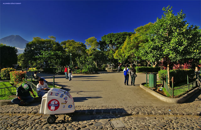 Parque Central de la Antigua Guatemala con el volcan de fondo