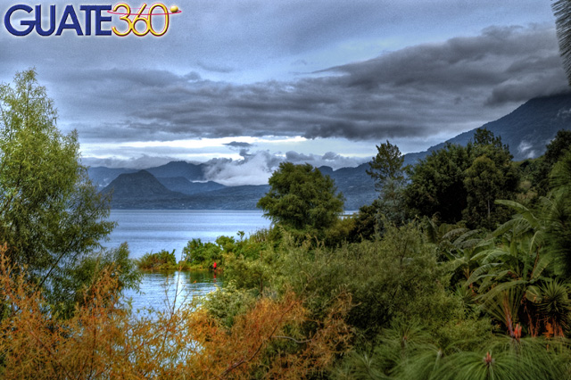 Lago de Atitlan y Cerro de Oro desde San Pedro La Laguna