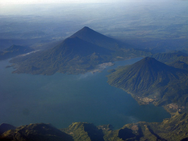 Lago de Atitlán con los volcanes