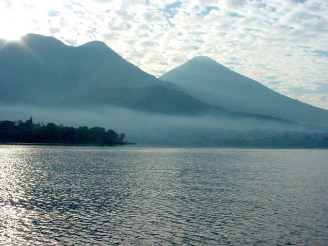 La bruma da misterio a un hermoso paisaje