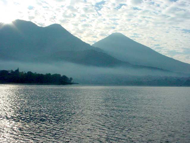 La bruma da misterio a un hermoso paisaje