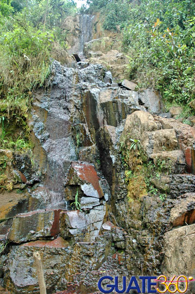 Curiosas formaciones rocosas en cascadas de gran altura