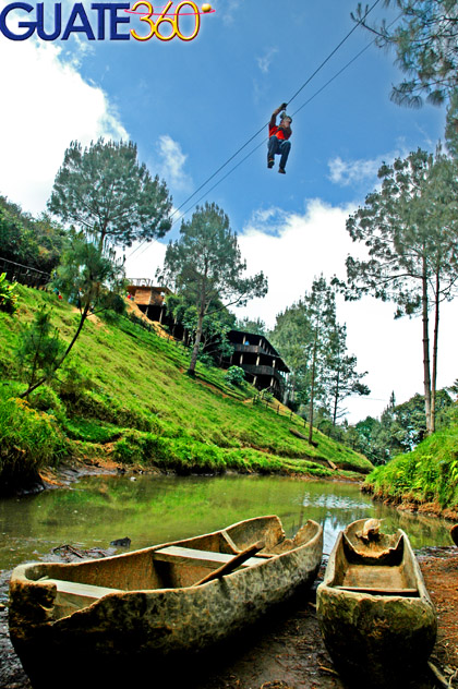 Admirando "Cascadas de Tatasirire" desde el aire haciendo canopy