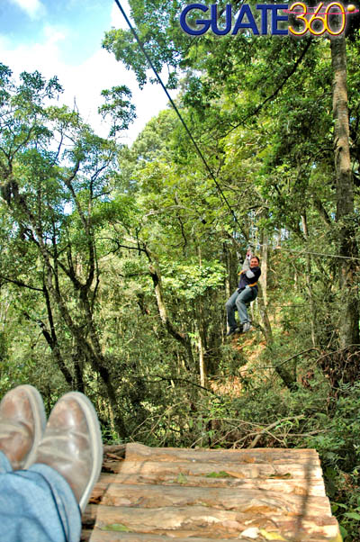 A punto de arribar a una estación del canopy