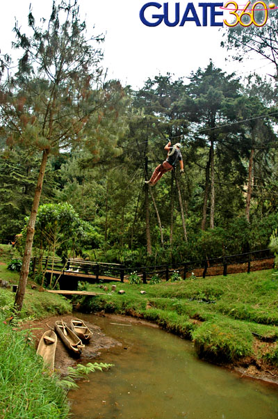 Atravesando el río deslizándose haciendo canopy