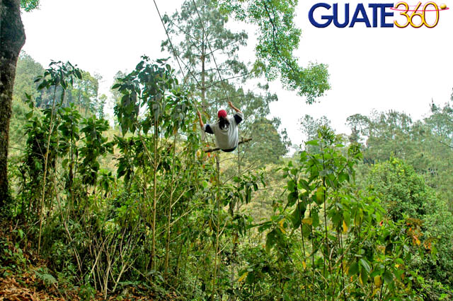 Disfrutando de grandes emociones en los columpios gigantes