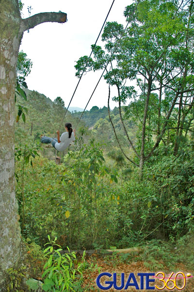 Balanceándose a grandes alturas divisando el parque en su totalidad
