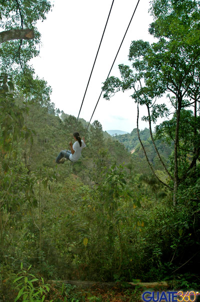 Columpiándose al borde de la montaña