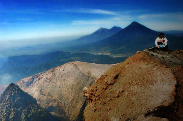Sobre el Volcán de Pacaya, viendo el resto de volcanes