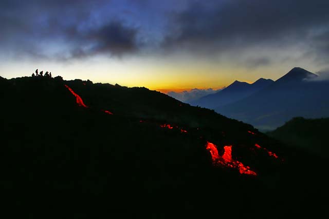 Lava descendiendo sobre el Volcan de Pacaya en un atardecer