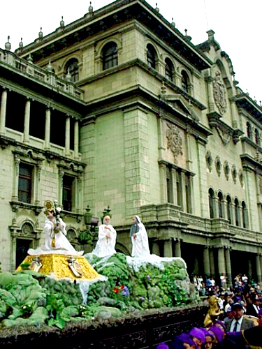 Procesión infantil en su paso frente al Palacio Nacional