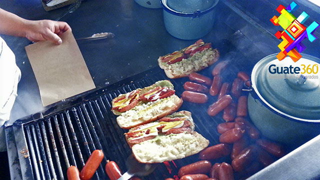 Preparando Shucos de chorizo en Guatemala