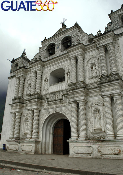 Impresionante fachada de templo en Zunil