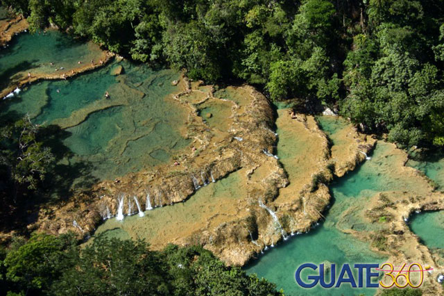 Cascadas y pozas naturales de Semuc Champey en Alta Verapaz