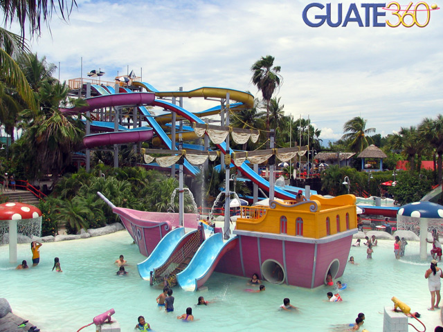 Toboganes y piscinas