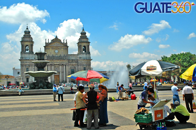 Catedral Cardenalicia Metropolitana frente a la fuente