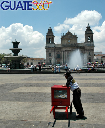 Comerciante de helados frente a fuente y Catedral