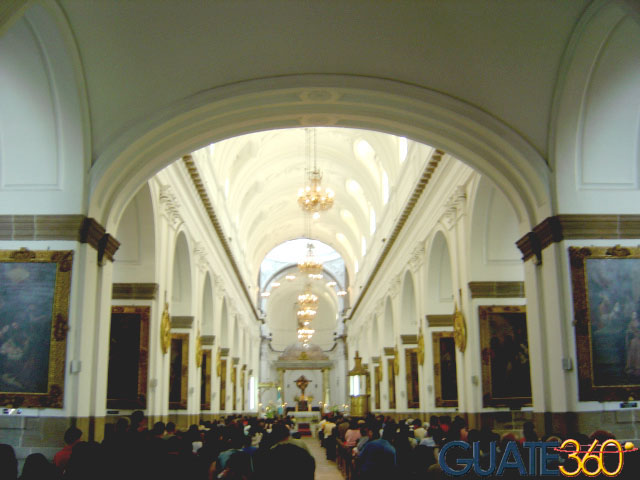 Misa de domingo en la Catedral Metropolitana