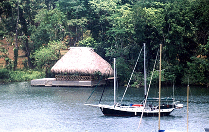 Barcos anclados en el Rio Dulce de Izabal