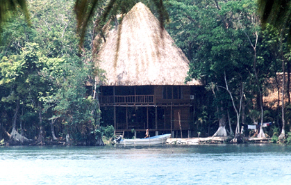 Rancho a la orilla del Río Dulce en Izabal