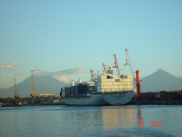 Los volcanes desde Puerto Quetzal