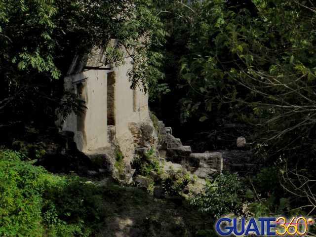 Templo religioso entre la selva petenera