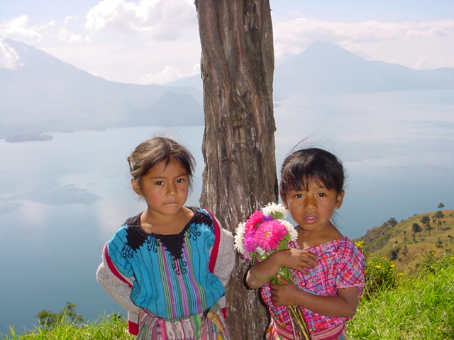 Dos niñas en el lago