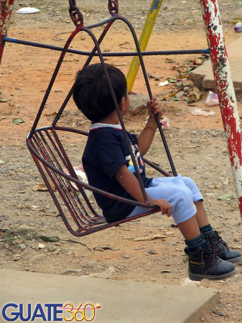 Jugando en los columpios