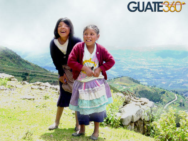 Niñas en el mirador de los Cuchumatanes