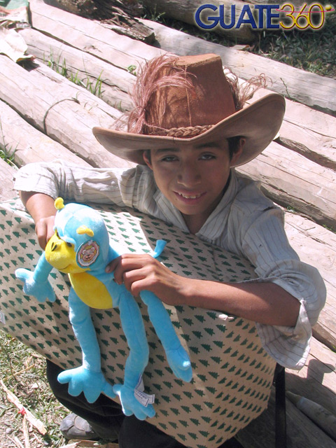 Niño con su juguete