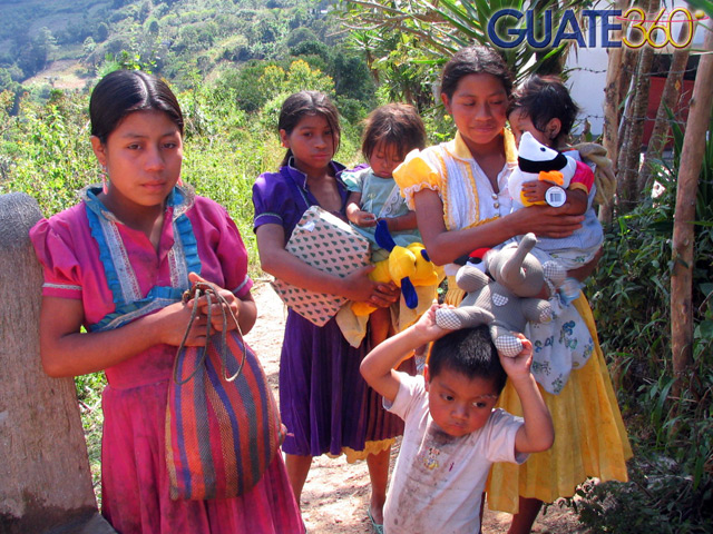 Niños recibiendo juguetes
