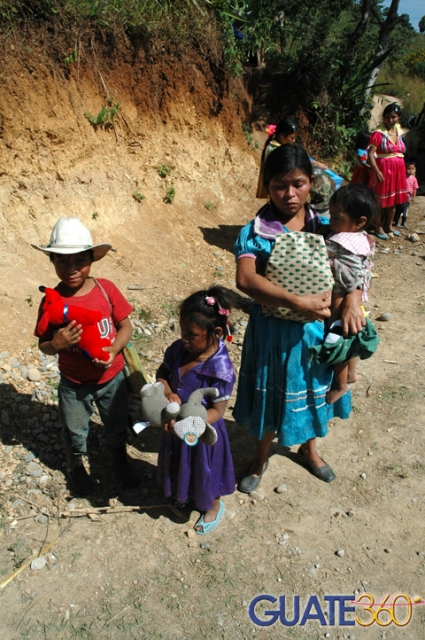 Familia recibiendo juguetes