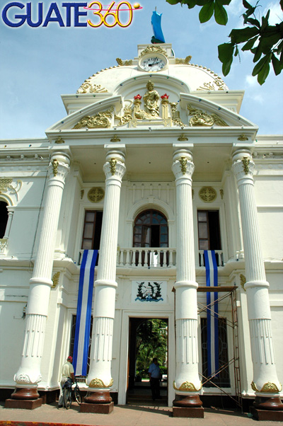 Entrada principal del Palacio Municipal de Retalhuleu