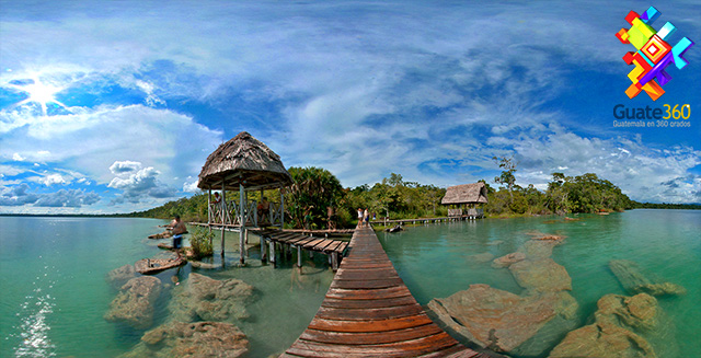 Laguna de Lachuá en Alta Verapaz, Guatemala